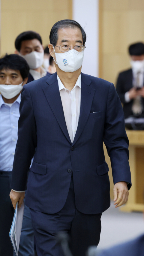 한덕수 국무총리가 12일 오전 정부세종청사에서 열린 국무회의에 입장하고 있다. 연합뉴스