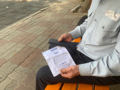 대구 남구의 한 아파트에서 근무중인 경비원 박 씨(70)가 스트레스로 약을 복용하고 있다. 김세연 기자