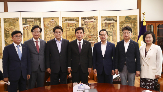 김진표 국회의장이 12일 오전 국회의장실에서 여야 원내대표와 회동 전 기념촬영을 하고 있다. 왼쪽부터 국민의힘 박형수 원내대변인·송언석 원내수석부대표·권성동 당대표 직무대행 겸 원내대표, 김 의장, 더불어민주당 박홍근 원내대표·진성준 원내수석부대표·이수진 원내대변인. 연합뉴스