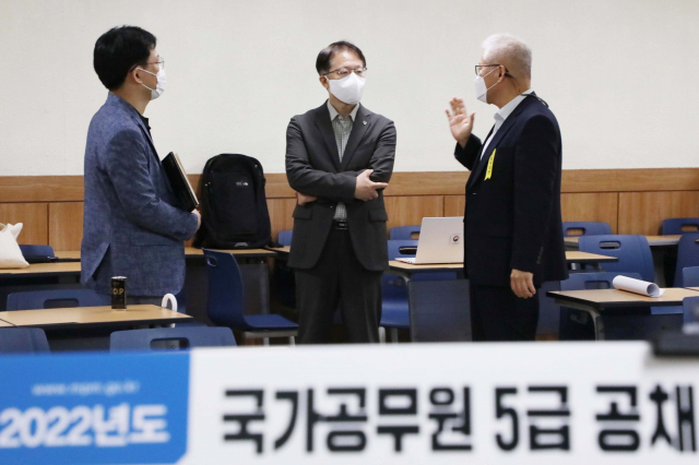 조성주 인사혁신처 차장(가운데)이 지난 1일 국가공무원 5급 공채(기술) 제2차 시험장인 서울 성동구 한양대학교를 방문해 시험 상황을 점검하고 있다. 연합뉴스