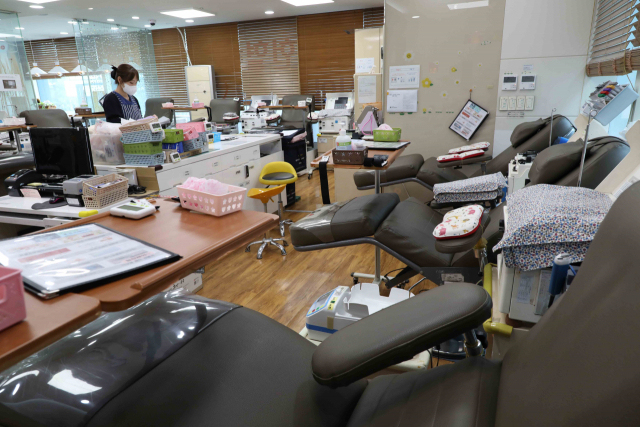 지난해 7월 10일 발생한 대구경북혈액원 화재로 인해 성분헌혈 예약이 대거 취소되자 대한적십자사 헌혈의집 중앙로센터가 썰렁한 모습을 보이고 있다. 매일신문DB