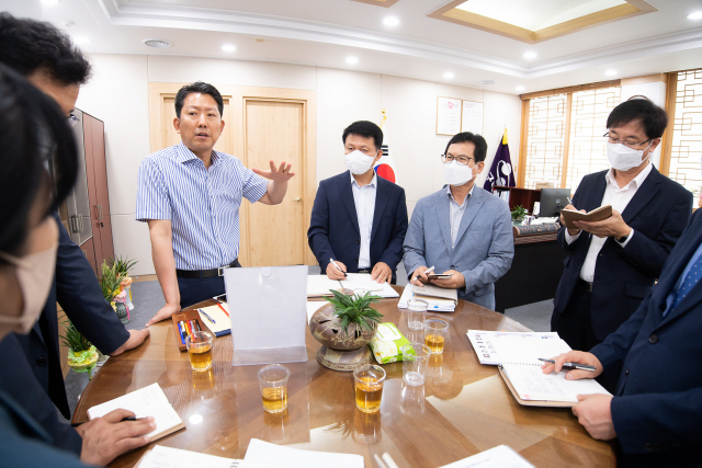 경북 구미시가 원탁에서 스탠딩 회의로 진행하는 등 회의 문화 혁신에 나서고 있다. 구미시 제공