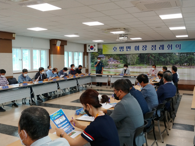 예천경찰서 호명지구대는 12일 호명면 이장회의에 참석해 개정 도로교통법 홍보활동을 했다. 예천경찰서 제공