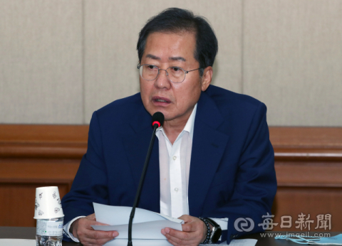홍준표 대구시장이 12일 오후 대구시청 산격동청사 대회의실에서 열린 