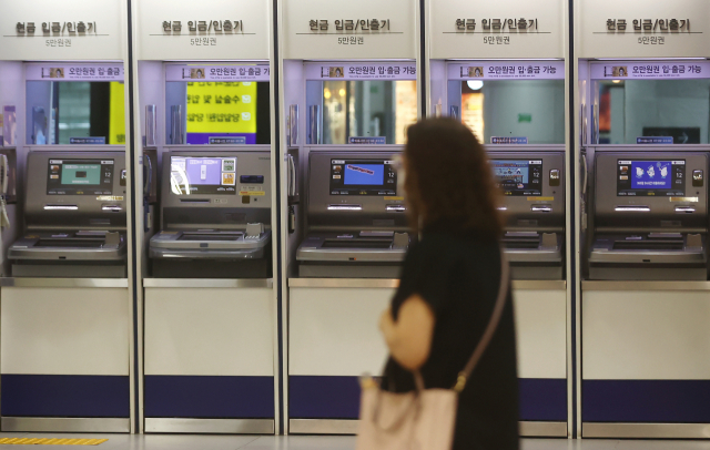 한국은행 금융통화위원회가 13일 사상 처음으로 빅 스텝(한꺼번에 0.50% 포인트 기준금리 인상)을 밟을 가능성이 높은 것으로 예상된다. 사진은 이날 서울 시내에 설치된 주요은행 ATM 기기. 연합뉴스