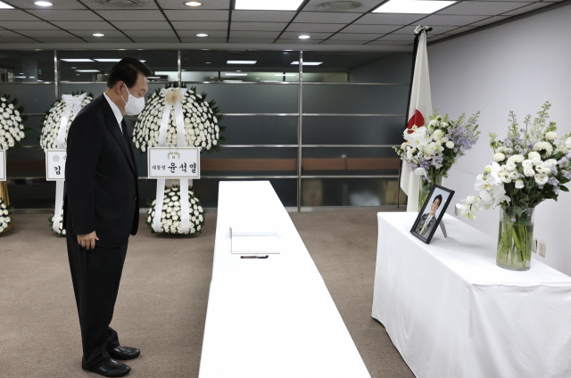 윤석열 대통령이 12일 오후 서울 종로구 주한일본대사관 공보문화원에 마련된 아베 신조 전 일본 총리 분향소를 찾아 조문하고 있다. 대통령실 제공