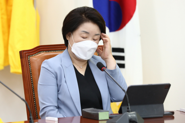 정의당 심상정 의원이 지난 6월 22일 오전 국회에서 열린 의원총회에 참석해 생각에 잠겨 있다. 연합뉴스