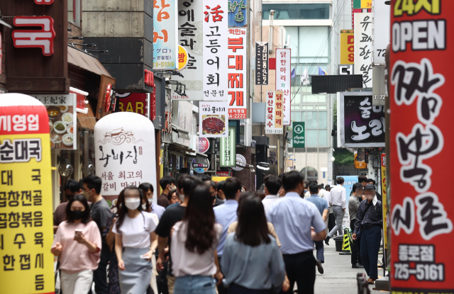 중앙방역대책본부는 12일 0시 기준 코로나19 확진자가 3만7천360명 늘어 누적 1천856만1천861명이 됐다고 밝혔다. 지난 5월 11일(4만3천908명) 이후 62일 만에 가장 많은 수다. 정부는 민간 전문가로 구성된 감염병위기대응자문위원회 회의 결과를 토대로 13일 재유행에 대비한 의료·방역 대응책을 내놓는다. 사진은 이날 점심시간 서울 종로구의 식당가. 연합뉴스