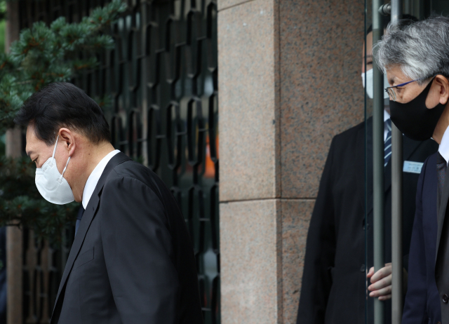 윤석열 대통령이 12일 종로구 주한일본대사관 공보문화원에 마련된 아베 신조 전 일본 총리 국내 분향소 조문을 마치고 나서고 있다. 오른쪽은 아이보시 고이치 주한 일본대사. 연합뉴스