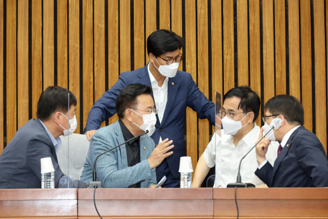 11일 국회에서 열린 국민의힘 초선의원모임에서 박대수(왼쪽부터), 유상범, 김영식, 최형두, 이종성 의원이 대화하고 있다. 연합뉴스