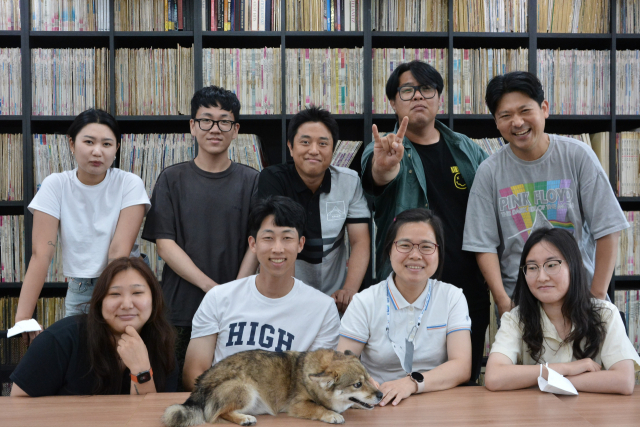 지난 4일 인디053 직원들이 사옥 5층 회의실에서 기념촬영을 하고 있다. 뒷줄 오른쪽 첫 번째가 이창원 대표, 세 번째가 신동우 기획사업팀장이다.