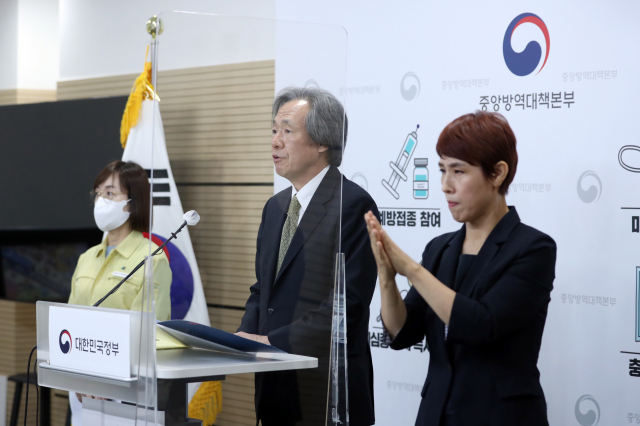정기석 국가감염병위기대응 자문위원장이 13일 충북 오송 질병관리청 브리핑실에서 코로나19 재유행 대응방안과 관련한 권고안을 발표하고 있다. 연합뉴스