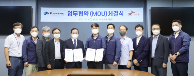 금오공대, SK실트론㈜ 관계자들이 업무협약을 체결하고 기념촬영했다. 금오공대 제공