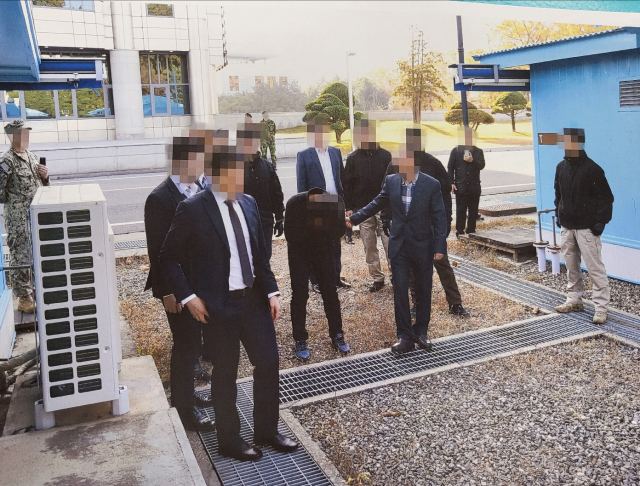 2019년 11월 판문점에서 고개를 숙인 채 강제 추방 당하는 탈북 귀순 어민의 참담한 모습. 문재인 정권의 반인륜적 범죄 행위에 전 세계가 경악하고 있다. 연합뉴스