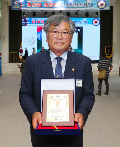 안동시의회 이재갑 의원이 대한민국 최초로 지방의회 9선에 당선, 국내 최고 기록인증원으로부터 