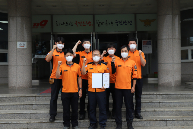 경연대회 종합 2위를 차지한 영주소방서 직원들이 파이팅을 외치고 있다. 영주소방서 제공