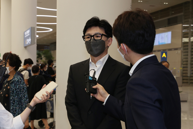 한동훈 법무부 장관이 지난 7일 오후 인천국제공항 제2터미널에서 지난달 29일 시작한 방미 일정을 마치고 귀국, 취재진 질문에 답하고 있다. 연합뉴스