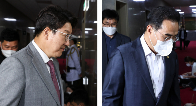 국민의힘 권성동 당 대표 직무대행 겸 원내대표와 더불어민주당 박홍근 원내대표가 13일 서울 여의도 국회에서 국회의장-원내대표 회동을 갖기 위해 의장실로 들어서고 있다. 연합뉴스