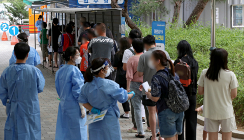 코로나19 재확산 조짐이 보이는 가운데 13일 오전 대구 달서구보건소 선별진료소에서 시민들이 PCR 검사를 기다리고 있다. 김영진 기자 kyjmaeil@imaeil.com