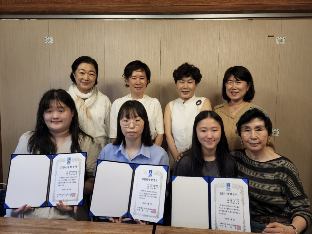 12일 국제 소롭티미스트 대구 클럽(홍지원 회장, 왼쪽에서 두 번째)이 학생들에게 장학금을 전달했다. 국제소롭티미스트 대구클럽 제공