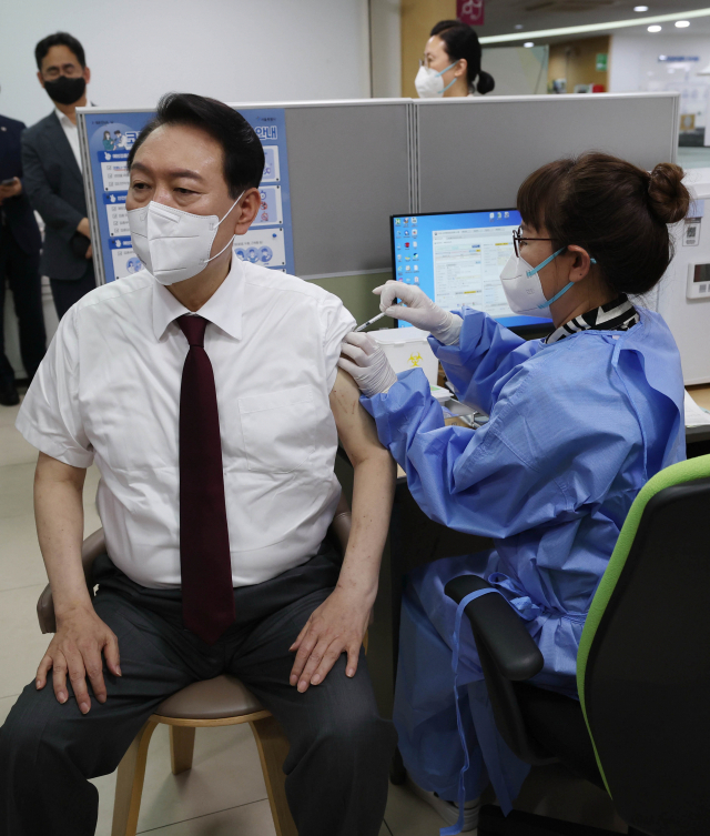 윤석열 대통령이 13일 오후 서울 중구보건소에서 화이자 백신으로 코로나19 4차 접종을 하고 있다. 연합뉴스