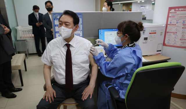 윤석열 대통령이 13일 오후 서울 중구보건소에서 화이자 백신으로 신종 코로나바이러스 감염증(코로나19) 4차 예방접종을 하고 있다. 연합뉴스
