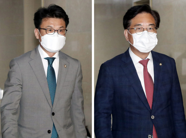 국민의힘 송언석 원내수석부대표(오른쪽)와 더불어민주당 진성준 원내수석부대표가 21일 오후 국회 원구성협상을 위해 본관 운영위원장실로 들어가고 있다. 연합뉴스