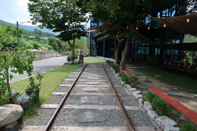 카페 건물 앞에 기찻길 모양의 포토존이 있다.