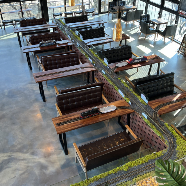 카페 내부에 들어서면 모형 기찻길이 한가운데를 가로지르고 있다.