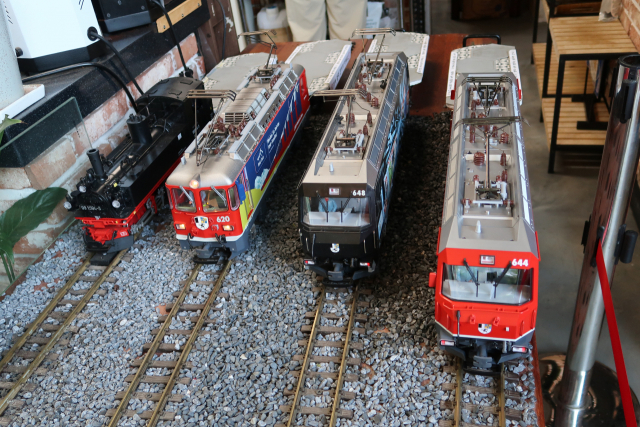 선로의 출발점엔 모양과 크기가 다른 모형 기차 4대가 대기하고 있다.