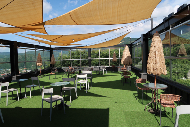 3층 루프탑에 앉아 있으면 마치 휴양지에 놀러 온 것 같다.