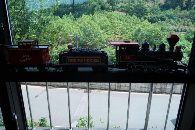 카페 곳곳에서 기차와 관련된 장식품을 찾아볼 수 있다.