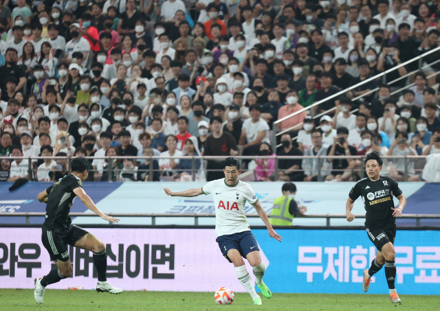 13일 서울월드컵경기장에서 열린 팀 K리그와 잉글랜드 프로축구 프리미어리그 토트넘 홋스퍼의 친선경기에서 손흥민이 공격하고 있다. 연합뉴스