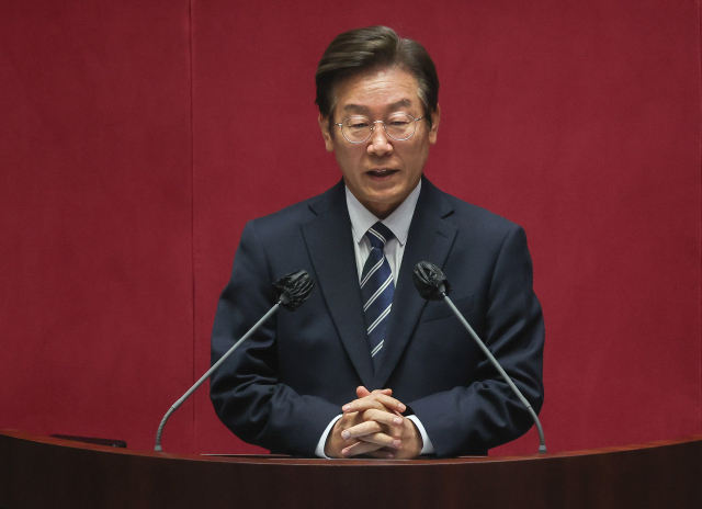 더불어민주당 이재명 의원이 4일 오후 국회에서 열린 제398회 국회(임시회) 제1차 본회의에서 인사말을 하고 있다. 연합뉴스