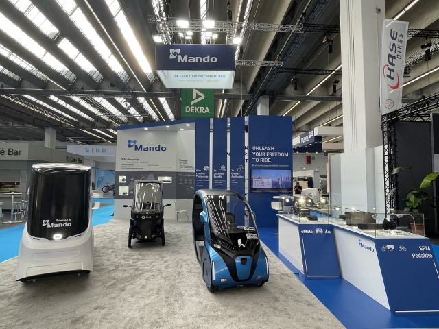 유로바이크 2022 만도 부스에 전시된 모빌리티 (왼쪽부터) 스쿠빅(Scoobic), 시티큐(CityQ), 호퍼 모빌리티(Hopper Mobility)