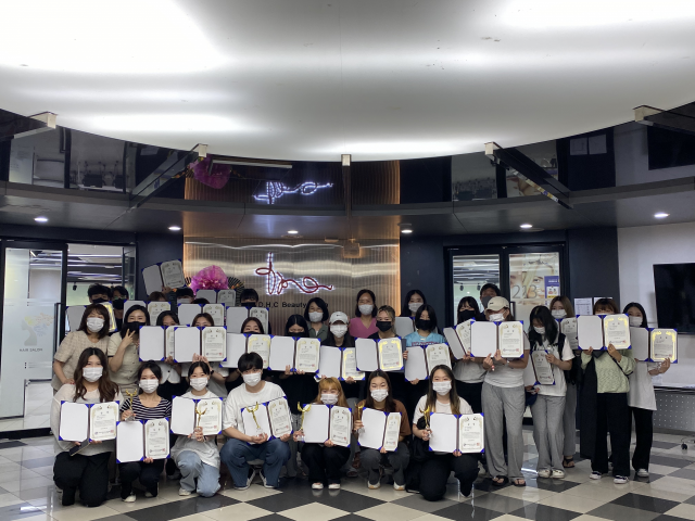 대구보건대 뷰티코디네이션과 교수와 학생들이 최근 열린 3개 뷰티대회에서 수상한 상장을 들고 기념 촬영을 하고 있다. 대구보건대 제공