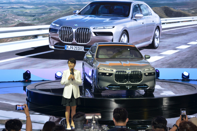 지난달 수입차 판매량이 전년 동월 대비 11.1% 늘어난 것으로 나타났다. 브랜드별로는 BMW가 메르세데스-벤츠보다 많이 팔려 1위를 차지했고 전체 판매량 중 법인구매 비중은 38.0%에 달했다.
