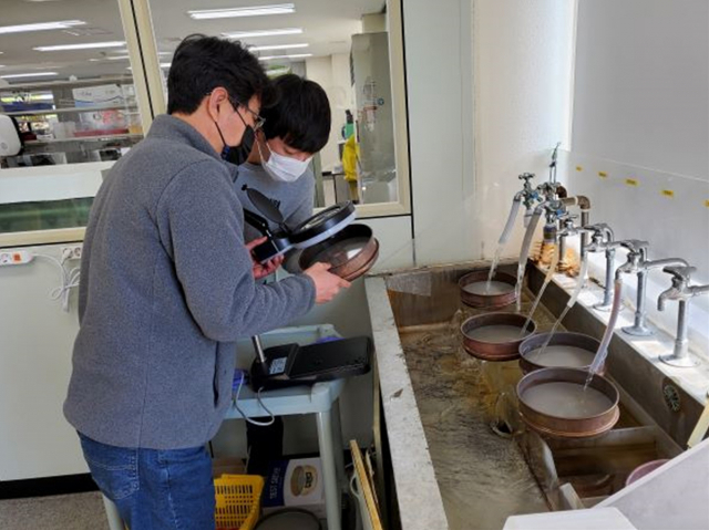 대구 문산정수장 유충 방지 모니터링 모습. 대구시 상수도사업본부 제공