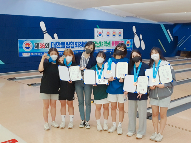 지난 4일부터 10일까지 전북 익산시에서 열린 제36회 대한볼링협회장배 전국남녀학생 볼링대회에서 선전을 펼친 계명문화대학교 볼링부. 계명문화대 제공