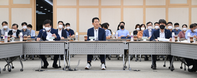 구미시청에서 구미국가산업단지 경쟁력 강화를 위한 중장기 마스터 플랜 수립 연구용역 착수 보고회가 열리고 있다. 구미시 제공