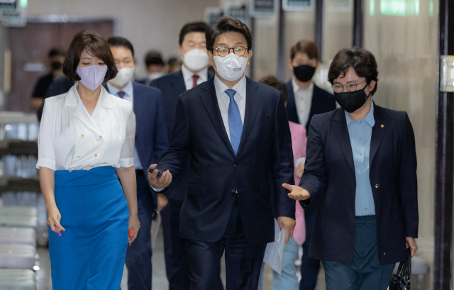 국민의힘 권성동 대표 직무대행 겸 원내대표가 14일 오전 국회에서 열린 최고위원회의에 참석하고 있다. 왼쪽부터 배현진 최고위원, 권 대표 직무대행, 조수진 최고위원. 연합뉴스