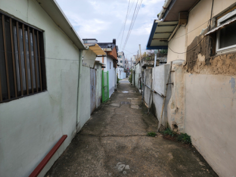 지난 11일 찾은 대구 동구 검사동 일대. K-2 군공항 담벼락과 가까운 이 동네에는 빈집들이 많았다. 대문을 두드리고 주민들에게 수소문한 결과 약 30채 주택 가운데 14채 정도가 빈집이었다. 임재환 기자