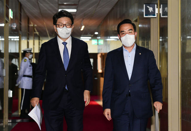 국민의힘 권성동 대표 직무대행 겸 원내대표와 더불어민주당 박홍근 원내대표가 14일 오전 의장 주재 회동을 마친 뒤 국회의장실을 나서고 있다. 연합뉴스