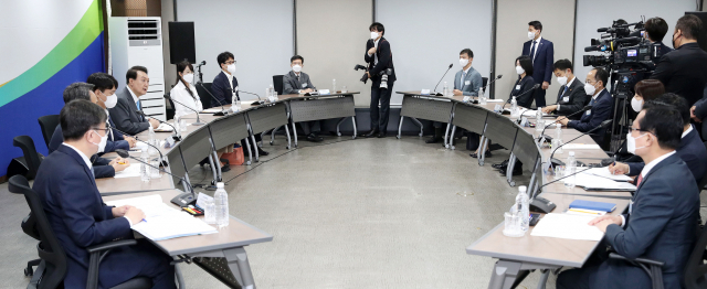 윤석열 대통령이 14일 오전 서울 중구 서민금융통합지원센터에서 열린 제2차 비상경제민생회의를 주재하고 있다. 연합뉴스