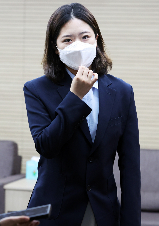 더불어민주당 박지현 전 비대위원장이 11일 오후 경기도 수원시 경기도청에서 김동연 경기도지사와 비공개 면담을 위해 대기하고 있다. 연합뉴스