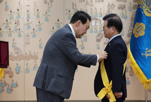 윤석열 대통령이 14일 서울 용산 대통령실 청사에서 박병석 전 국회의장에게 국민훈장 무궁화장을 수여하고 있다. 연합뉴스