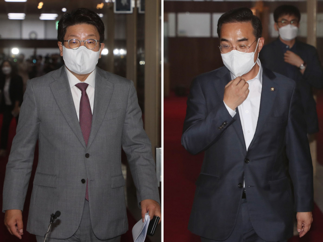 국민의힘 권성동 당 대표 직무대행 겸 원내대표와 더불어민주당 박홍근 원내대표가 13일 오후 서울 여의도 국회 의장실에서 비공개 원 구성 협상을 마친 뒤 의장실을 나오고 있다. 연합뉴스