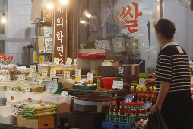 13일 서울 시내 한 재래시장 곡물가게에 쌀이 쌓여있다. 글로벌 인플레이션으로 곡물 가격은 폭등하지만 최근 쌀 재고량이 늘어나면서 쌀값 하락 폭이 45년 만에 최대치를 기록했다. 연합뉴스