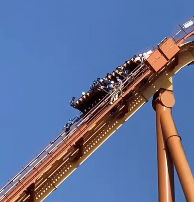 경주월드 드라켄이 14일 작동이 멈췄다. 경주월드는 홈페이지에 드라켄 점검을 위해 이용을 중지한다고 밝혔다. 홈페이지 캡쳐