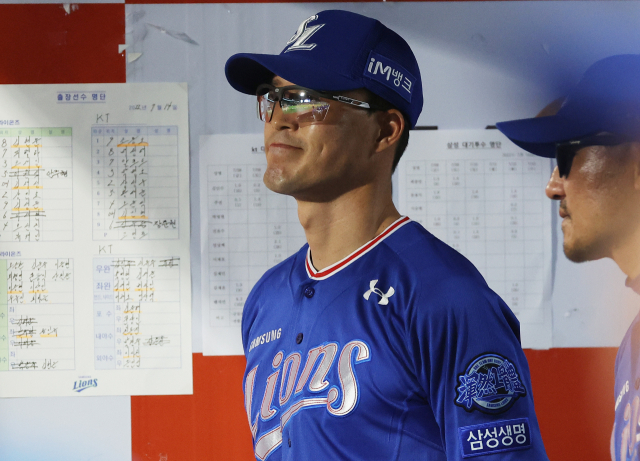 14일 경기도 수원kt위즈파크에서 열린 2022 KBO리그 프로야구 삼성라이온즈와 kt위즈의 경기. 삼성 허삼영 감독이 굳은 표정으로 경기를 지켜보고 있다. 연합뉴스